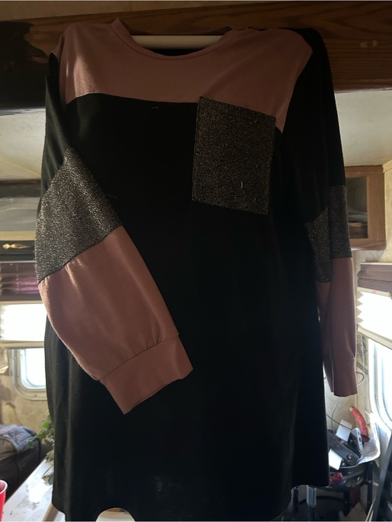 Emery Rose Sweaters - Women’s Colorblock Crew Neck Sweater with Metallic Accents - Black & Mauve